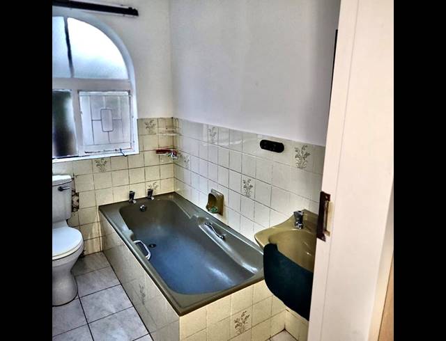 3 BEDROOM HOUSE FOR SALE IN BISLEY